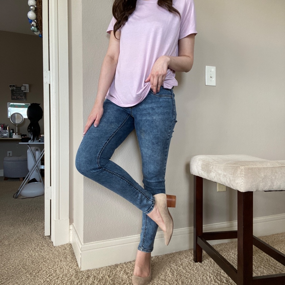 Mid waist *adjustable* jeans! So unique!